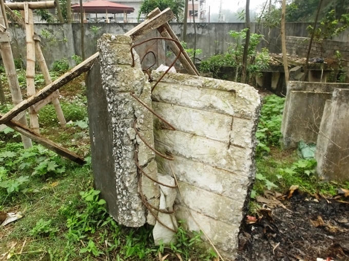 Nhiều khối bê tô để lâu ngày bị hư hỏng, gây lãng phí không nhỏ.