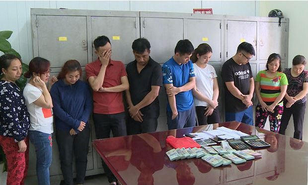 Các đối tượng bị bắt và tang vật trong đường dây lô đề trăm tỷ bị Công an Thanh Hóa triệt xóa.