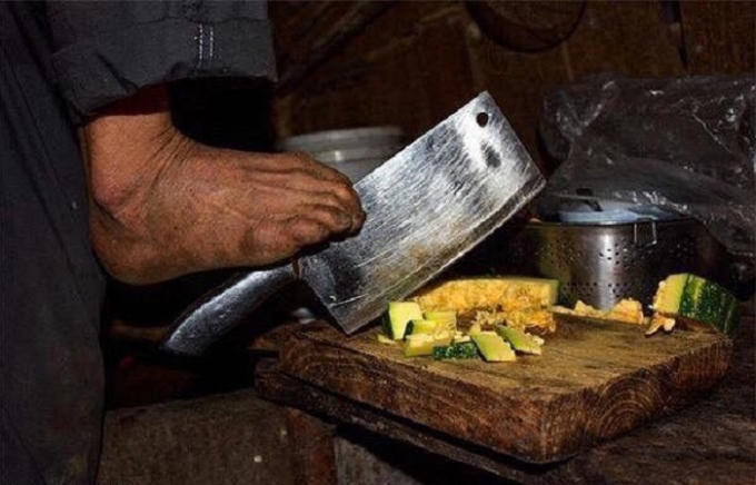 Dùng đôi chân thay cho đôi tay để làm những việc trong gia đình. (Nguồn: Facebook)