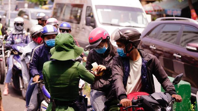 Lực lượng bán vé xe máy cũng rất vất vả, phải len lỏi,  ra tận xe để bán, kiểm soát vé, giúp việc lưu thông được thuận tiện hơn.