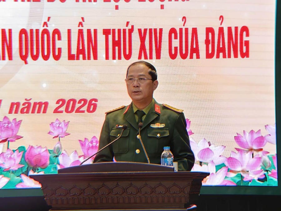 Đại tá Phùng Chí Cao - Phó Tham mưu trưởng Bộ Tư lệnh Thủ đô trao đổi các nội dung về hiệp đồng giữa Công an Thành phố và Bộ Tư lệnh Thủ đô, công tác quản lý phương tiện bay.