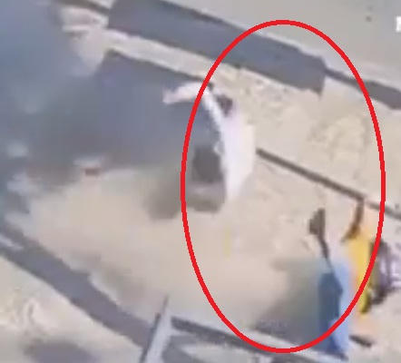 [Clip]: Hãi hùng cảnh thanh niên chở bạn gái tông thẳng lên vỉa hè