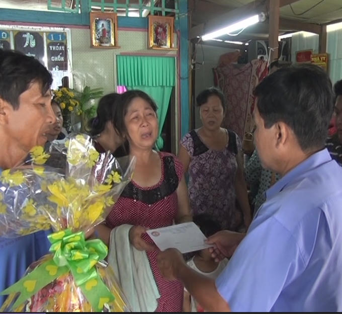 Đại diện chính quyền địa phương đến thăm hỏi chia sẻ cùng gia đình nạn nhân