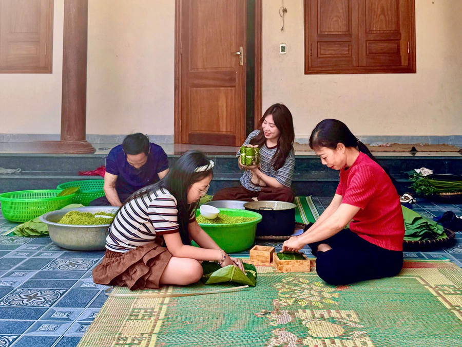Mỗi độ xuân về gia đình nhà ông Thành lại quây quần cùng nhau gói bánh chưng.