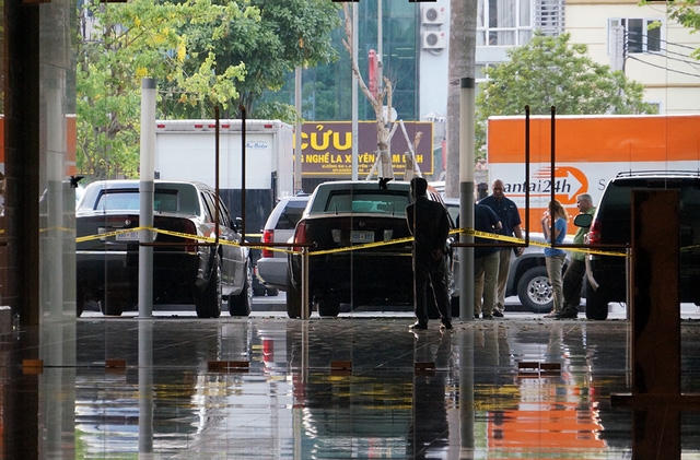 Ngoài những bảo vệ người nước ngoài còn có khoảng 5 đến 6 bảo vệ người Việt.