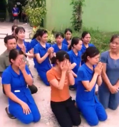 Nhiều cô giáo mầm non quỳ gối xin cơ quan chức năng cho tiếp tục hoạt động. (Ảnh: cắt từ clip).