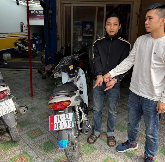 Đối tượng Lê Quang Đông (áo đen) cùng tang vật vụ án.