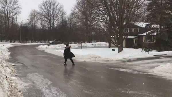 "Đường phố đã trở thành một sàn trượt băng thực sự", Laura Spink chia sẻ qua mạng Twitter.