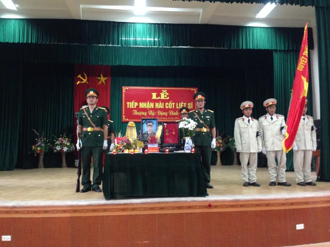 Lễ tiếp nhận hài cốt Liệt sĩ Thượng uý Đặng Đình Duy được diễn ra trước khi đưa anh về yên nghỉ dưới lòng đất mẹ.