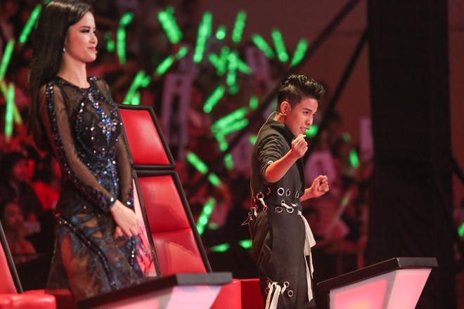 Trên ghế nóng, các HLV hầu như bị "bấn loạn" với màn trình diễn của Thụy Bình.