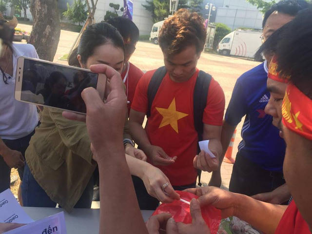 Không khí bên ngoài trước trận đấu