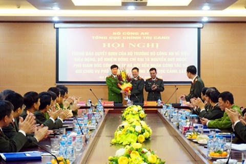 Ban Giám đốc CATP Hà Nội tặng hoa chúc mừng Đại tá Nguyễn Duy Ngọc
