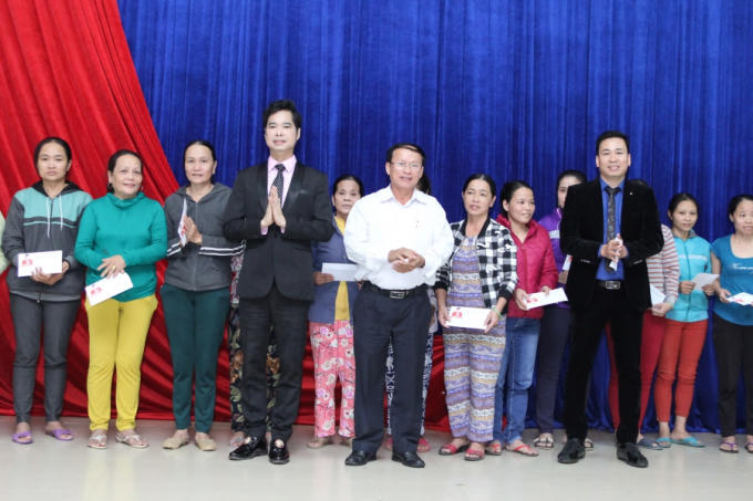 Danh ca Ngọc Sơn trao hơn 300 triệu cho đồng bào vùng bão lũ Quảng Nam