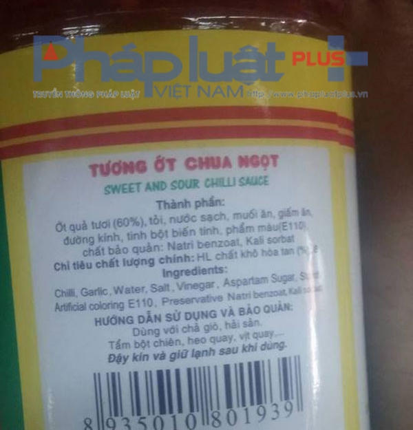 Tương ớt chua ngọt sử dụng chất bảo quản Natri Benzoat không ghi rõ hàm lượng cụ thể.