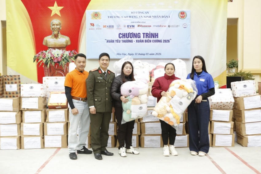 Đoàn công tác đã tổ chức trao tặng những phần quà cho các cô giáo và các em nhỏ tại xã Mèo Vạc.