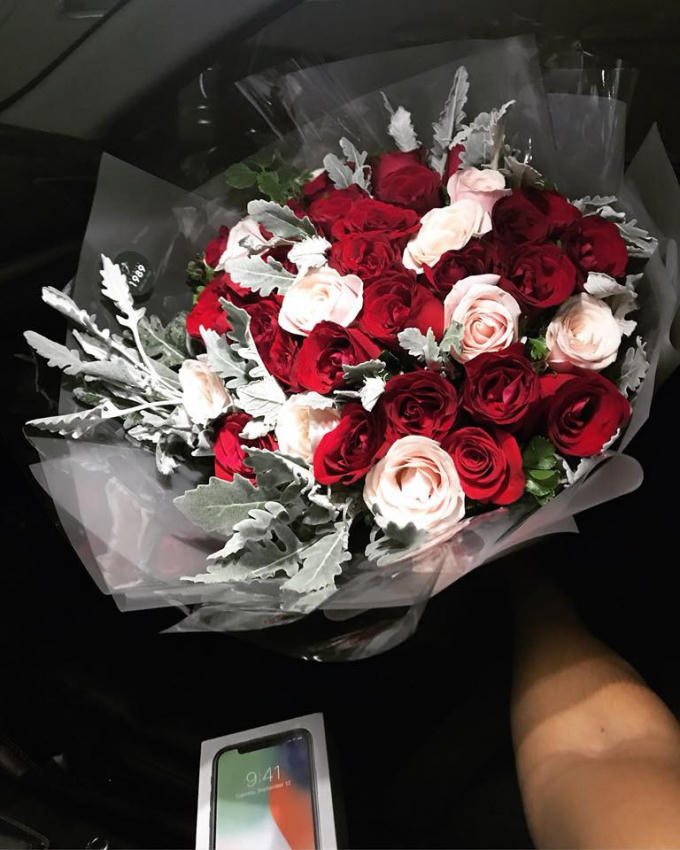 Cận cảnh bó hoa và chiếc điện thoại người chồng dành tặng vợ - Ảnh: Le Thanh