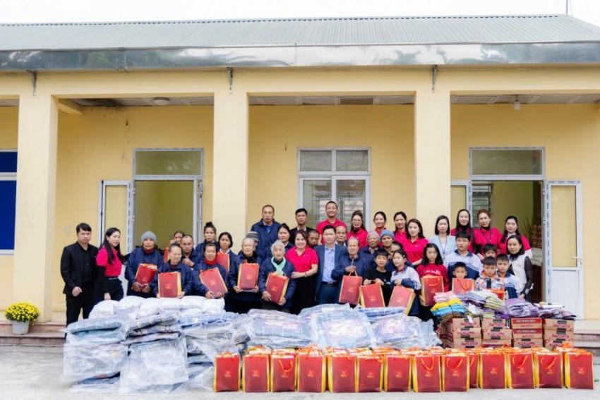 Hội đồng Nữ Doanh nhân Quốc tế IWEC đã đến thăm, tặng quà tại Trung tâm Bảo trợ xã hội Hà Nam.