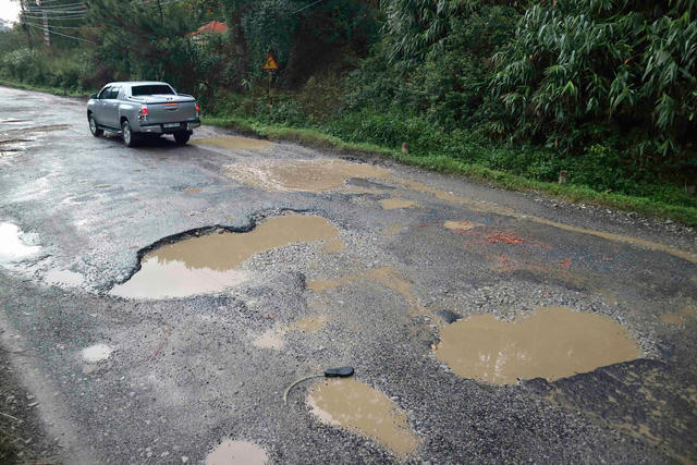 Tuyến đường cửa ngõ Đà Lạt xuất hiện nhiều "ổ voi, ổ gà"