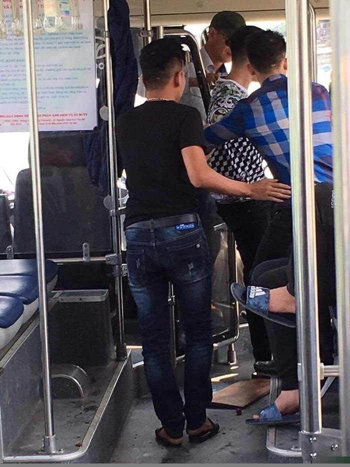 Hình ảnh 4 nam thanh niên chửi bậy, khi bị nhắc nhở thì xông vào hành hung nữ nhân viên phụ xe buýt.