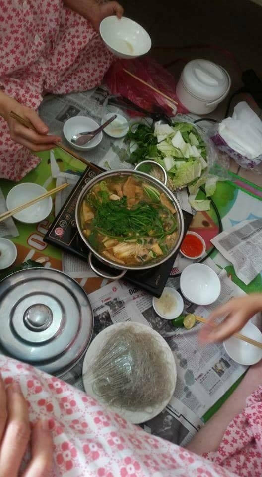 Không ít người ngạc nhiên khi thấy hình ảnh này ở phòng chờ sinh. (ảnh Facebook)