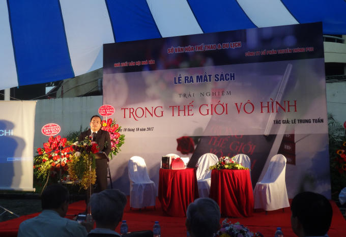 Tác giả Lê Trung Tuấn phát biểu tại buổi ra mắt sách. Ảnh: Ngọc Nga