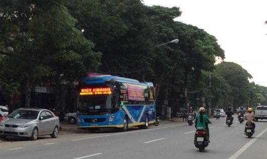 Xe khách của Hãng xe Việt Khánh dừng đón khách tại điểm bán vé trên đường Nguyễn Thái Học, TP Vinh.