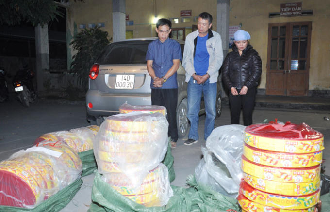 Các đối tượng cùng tang vật tại cơ quan chức năng.