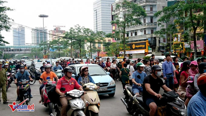 Phố X&atilde; Đ&agrave;n &ugrave;n ứ khi c&oacute; đo&agrave;n rước kiệu đi qua