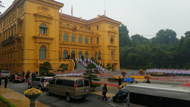 Ch&ugrave;m ảnh lễ đ&oacute;n Tổng thống Donald Trump tại Phủ chủ tịch