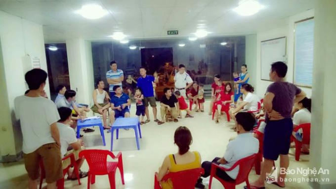 Người dân khu chung cư PVNC2 - CT01 lo lắng khi chưa có giấy chứng nhận quyền sỡ hữu căn hộ, lại nhận được thông báo thu hồi nợ từ phía ngân hàng. Ảnh: PT