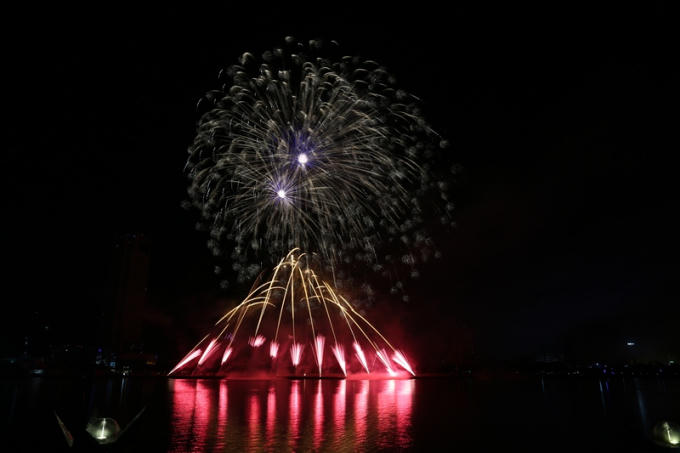 Đội Italia lại chọn bài hát trong bộ phim nổi tiếng Avarta để thể hiện trong đêm Thủy.