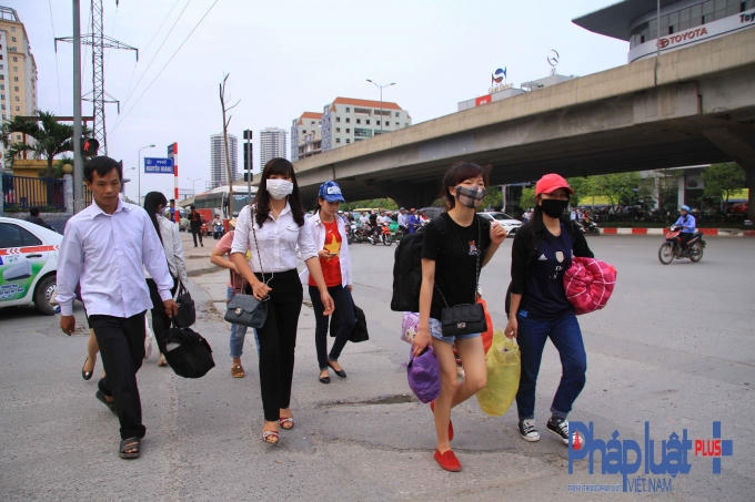 Hàng vạn người ùn ùn đổ về Thủ đô sau kỳ nghỉ lễ