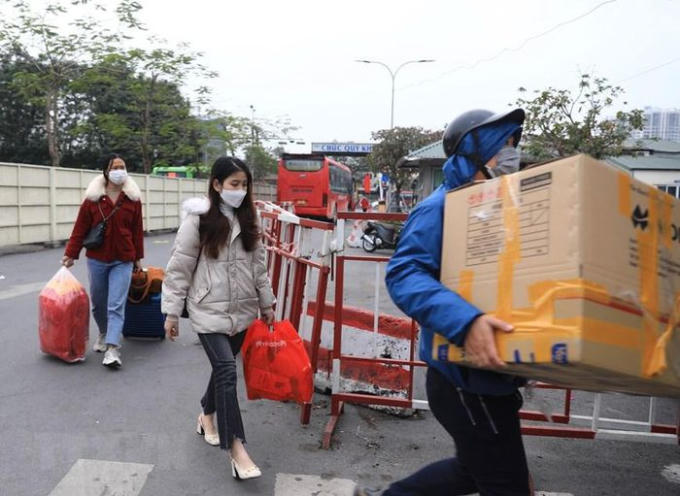 Hành khách đến Bến xe Giáp Bát chiều 30/12. (Ảnh: Hoàng Hiếu/TTXVN)