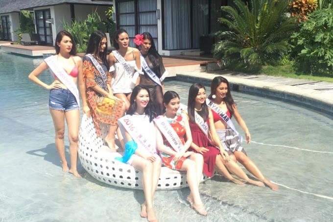 &Aacute; hậu Lệ Hằng tự tin diện bikini đọ d&aacute;ng c&ugrave;ng th&iacute; sinh Miss Universe