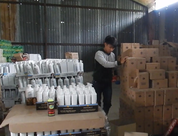 Ph&aacute;t hiện l&ocirc; h&agrave;ng mỹ phẩm nhập lậu trị gi&aacute; hơn 5 tỷ