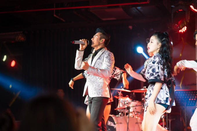 Khi lên sân khấu, nhìn khán giả nhiệt tình, anh quên mệt mỏi để mang đến những màn trình diễn ấn tượng nhất.