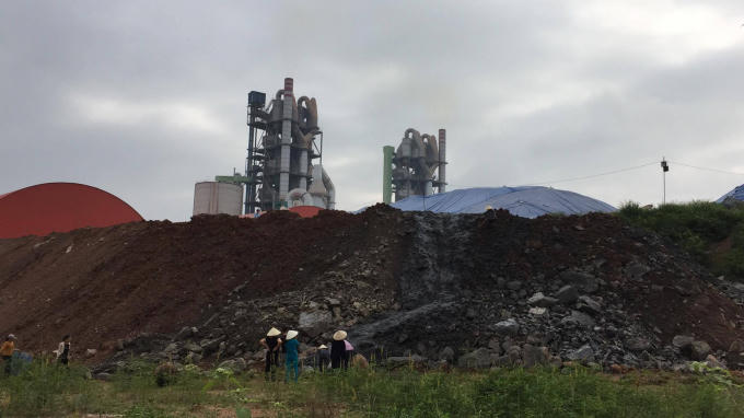 Người dân bức xúc đưa phóng viên đến ngay khu vực nhà máy mới đổ bùn thải đen ngòm.