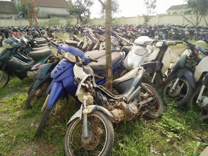 Khoảng 250 chiếc xe vi phạm đang "chịu trận" trong khuôn viên Công an Thị xã Kỳ Anh.
