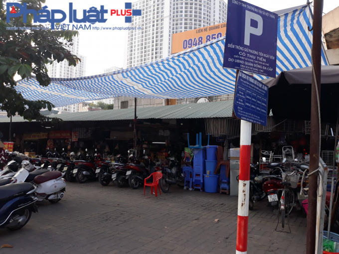 Vỉa hè là khu vực gửi xe để vào chợ.
