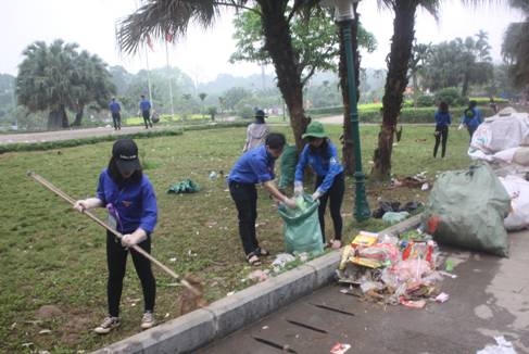 Đã có 130 thanh niên tính nguyện chung sức góp phần trả lại môi trường trong sạch cho Khu di tích Đền Hùng.
