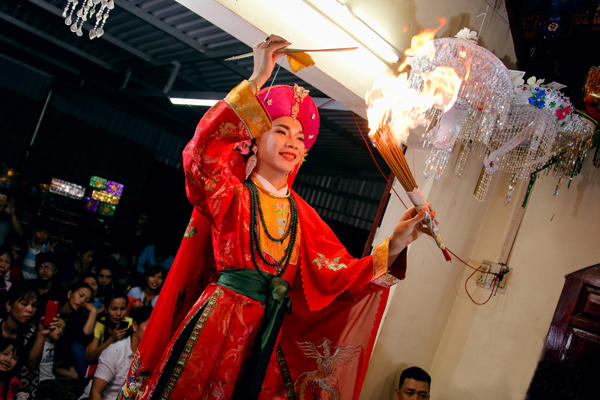 Người ta tin rằng, thông qua nghi lễ hầu đồng, con người có thể giao tiếp được với thần linh. Ảnh: Văn Đức Huy