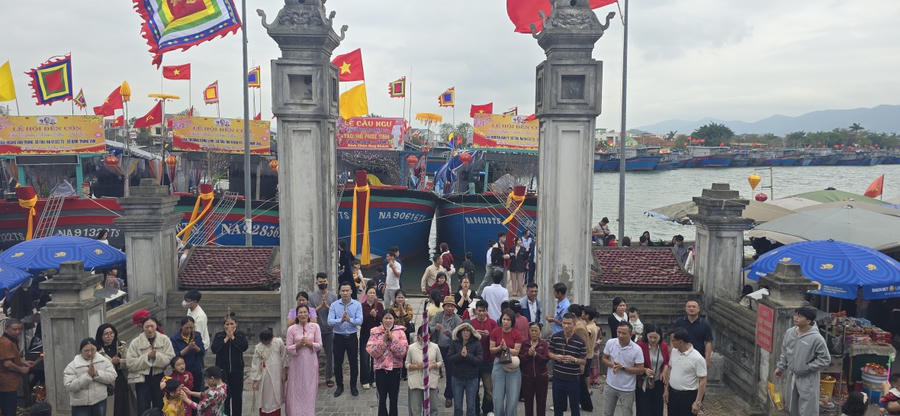 Người dân thành kính dâng lễ tại chính điện Đền Cờn trong sáng mồng 1 Tết Bính Ngọ.