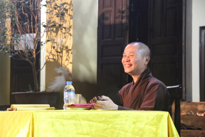 Sư trụ trì chùa Kẻ Sặt Thích Thanh Toàn trong buổi duyệt kịch cho các khóa sinh.