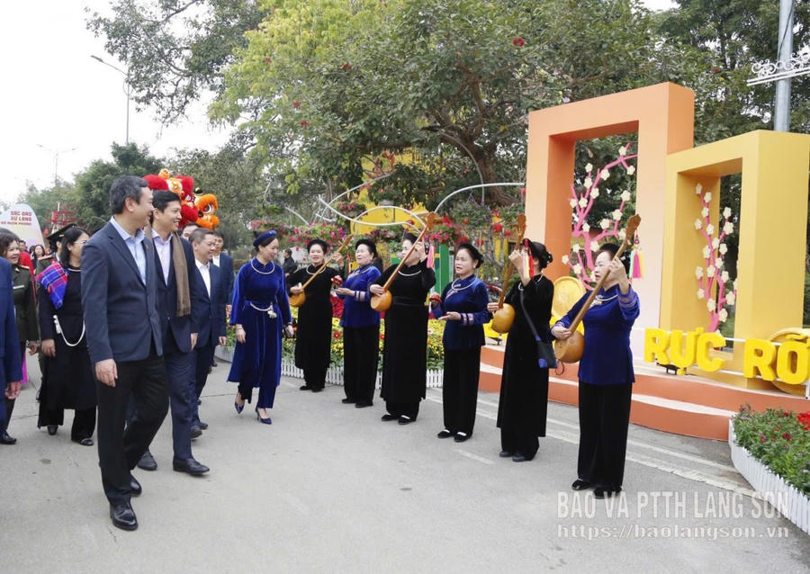 Các đại biểu tham quan Đường hoa Xuân xứ Lạng 2026.