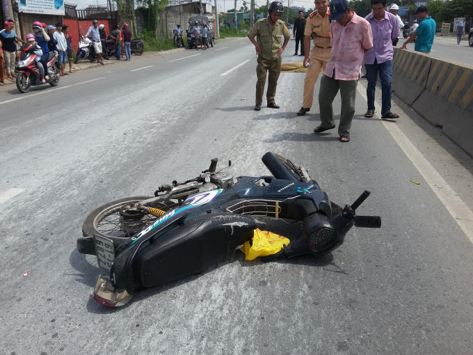 Chiếc xe máy trượt dài hơn 30m sau va chạm vào dải phân cách.