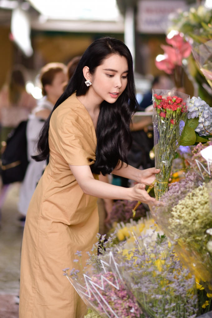 Cô đưa mọi người đến với chợ hoa.