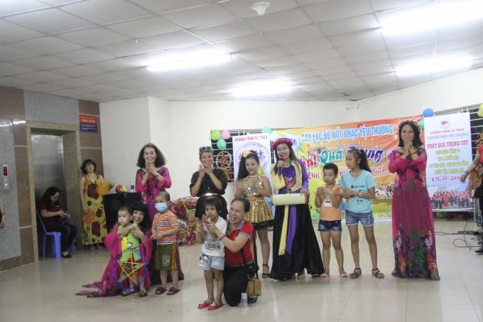 Chương trình “Phát quà trung thu” cho các em đang nằm điều trị tại bệnh viện Phụ sản - Nhi Đà Nẵng.