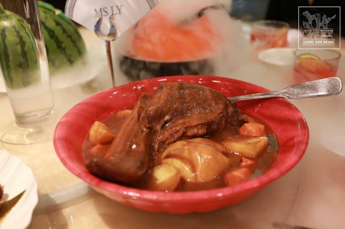 Món "Cắt lưỡi bò biển đông hầm táo đỏ" khiến thực khách không khỏi bất ngờ vì tên gọi và cách trình bày đậm chất Halloween.
