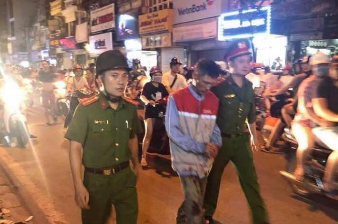 Người đàn ông bị lực lượng công an bắt giữ ngay sau đó.