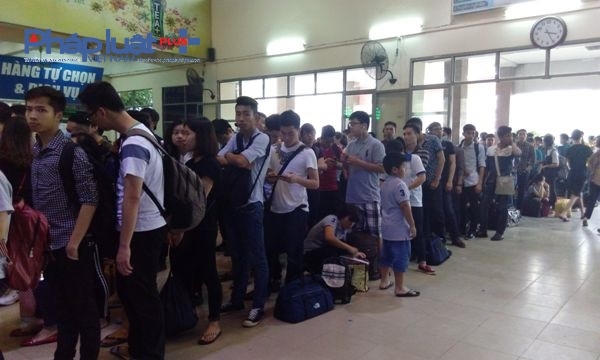 H&agrave; Nội: D&ograve;ng người &ugrave;n &ugrave;n &ldquo;rời đ&ocirc;&rdquo;, c&aacute;c cửa ng&otilde; &ugrave;n tắc